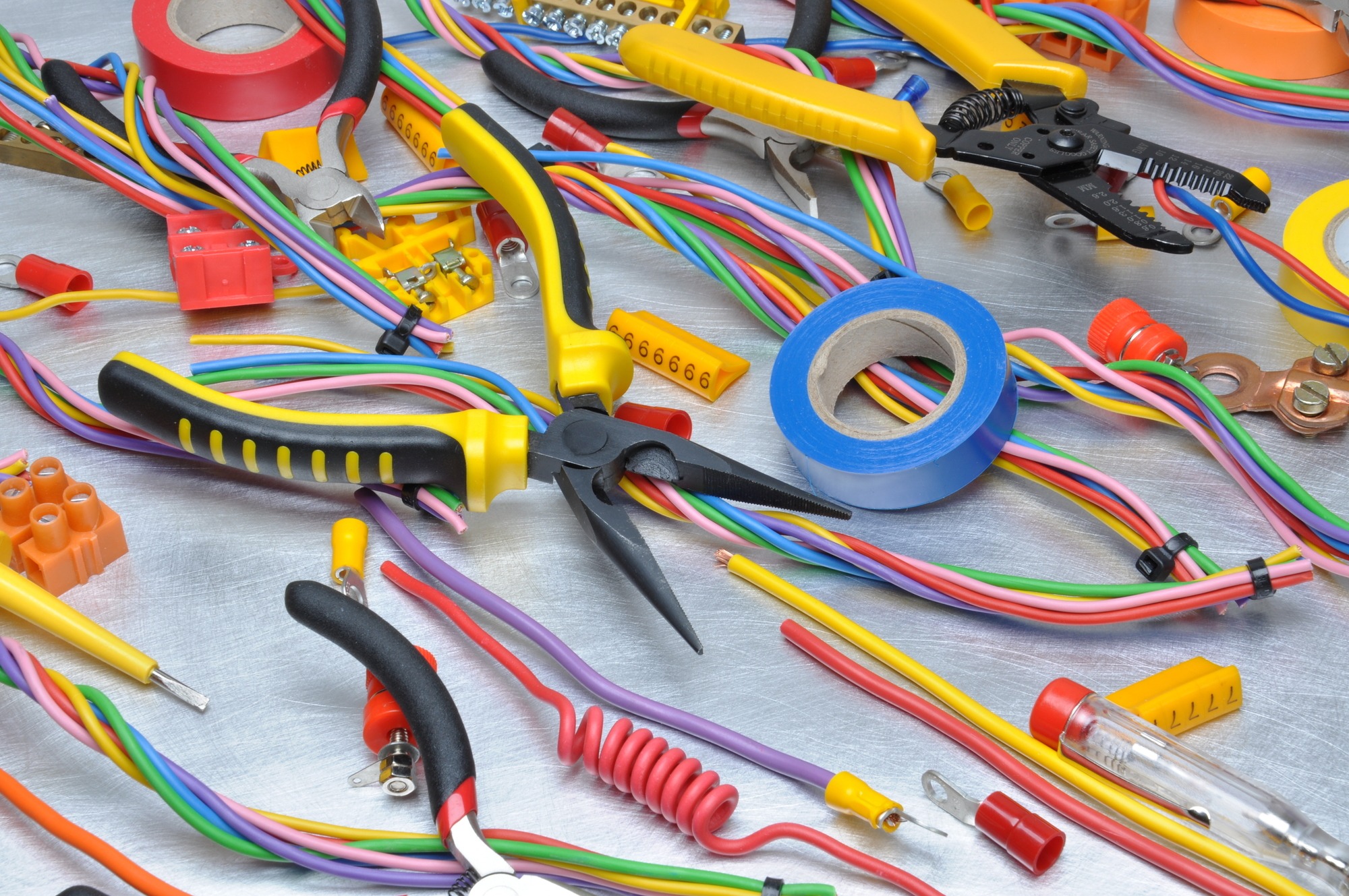 Electrical tool and component kit to use in electrical installations.